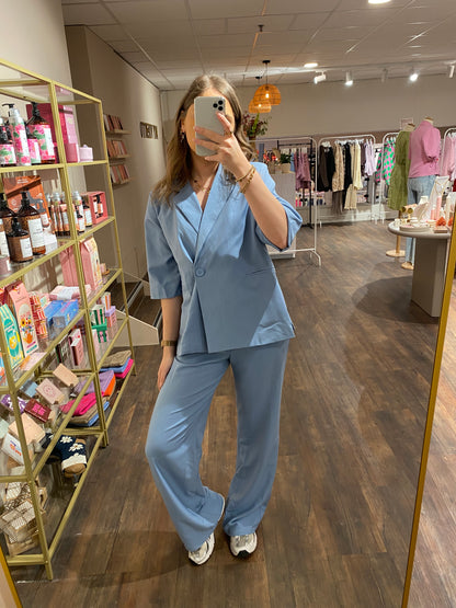 Blazer met pantalon set die casual en chic te dragen is.