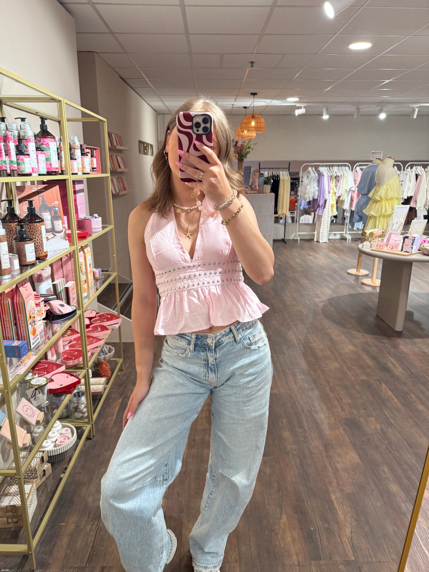 Haltertop met studs gecombineerd met zomerse outfit