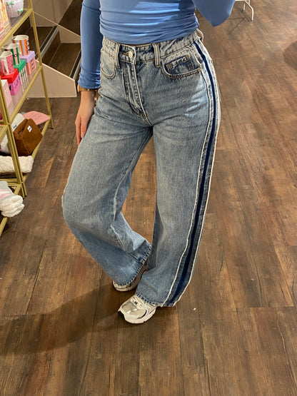 Blauwe straight leg jeans met strepen aan de zijkant.