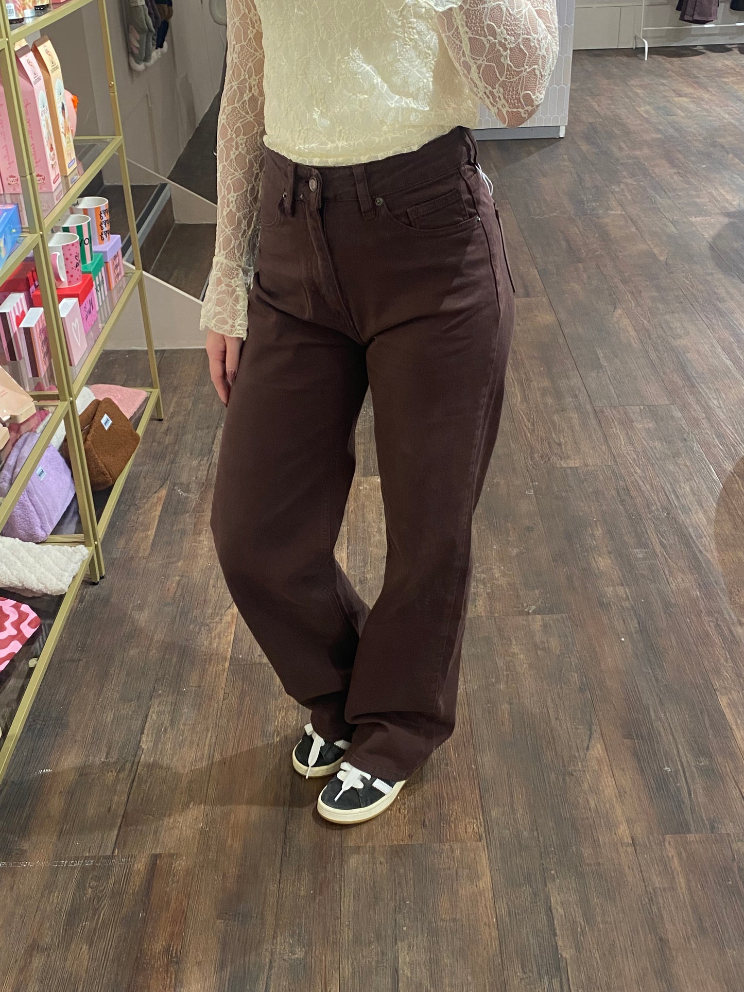 Trendy bruine straight leg jeans makkelijk te combineren.