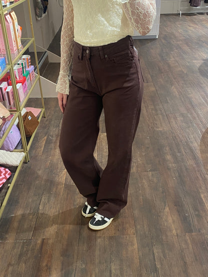 Trendy bruine straight leg jeans makkelijk te combineren.