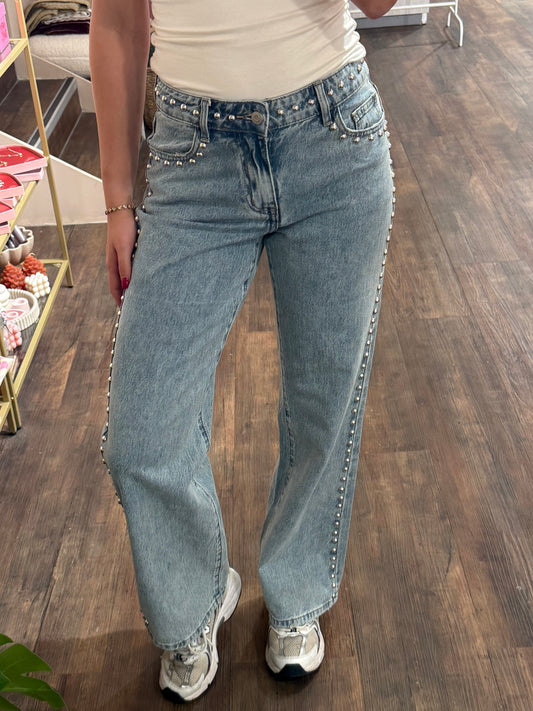 Lichte straight leg jeans met studs op de zakken en zijkant.  