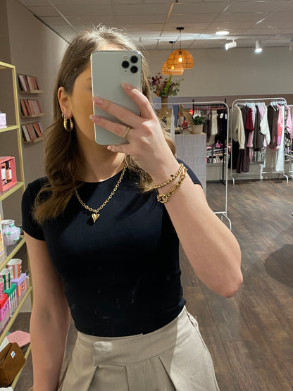 Dubbelgevoerde zwarte top die niet doorschijnt en prettig draagt.