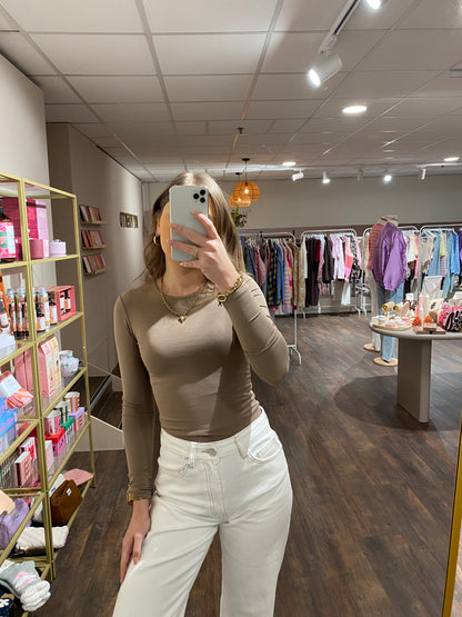 Dubbelgevoerde bruin top die niet doorschijnt en comfortabel zit.