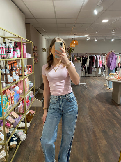 Dubbelgevoerde roze top die niet doorschijnt en prettig draagt.