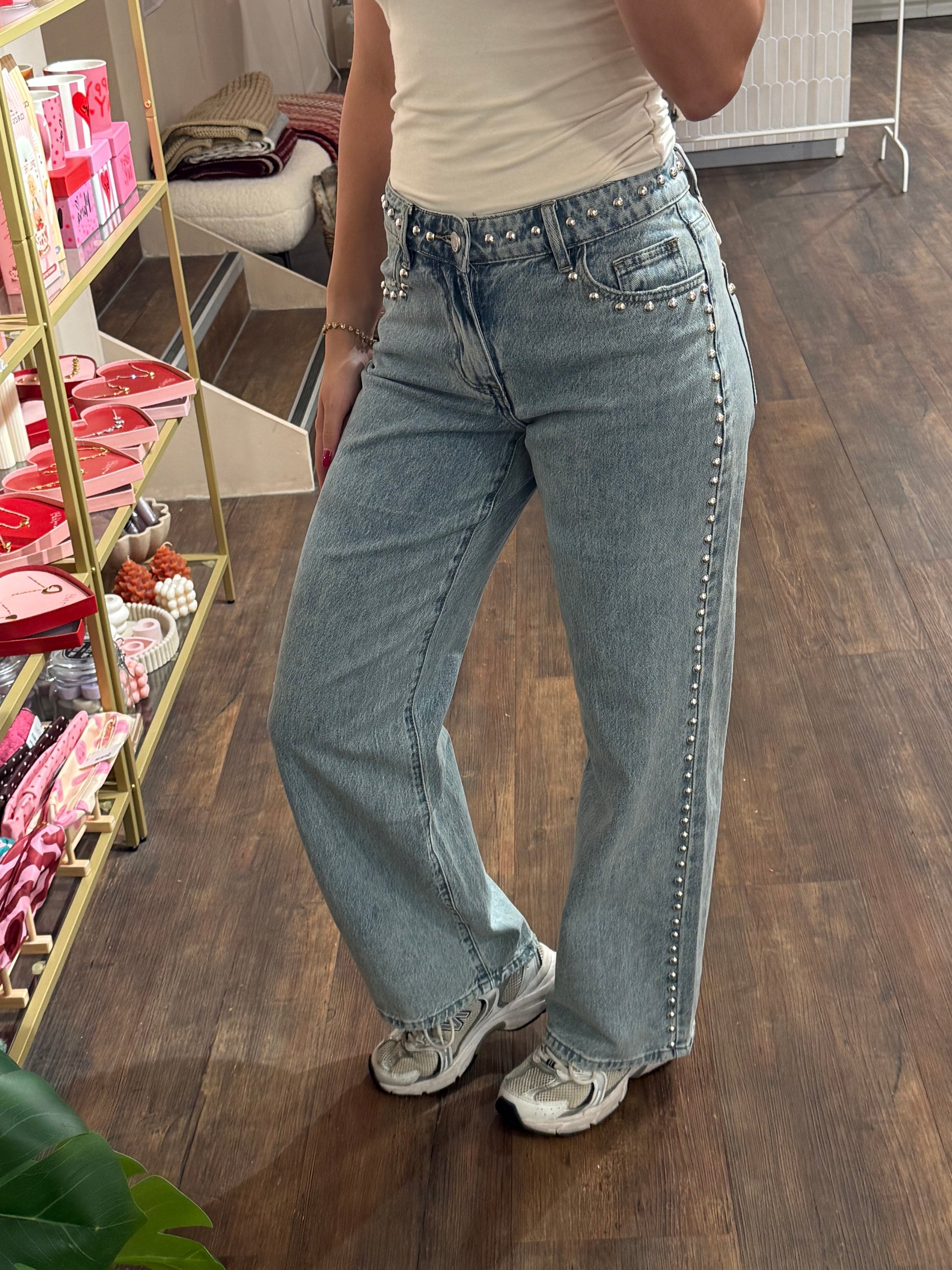 Straight leg denim met studs aan de bovenkant.  
