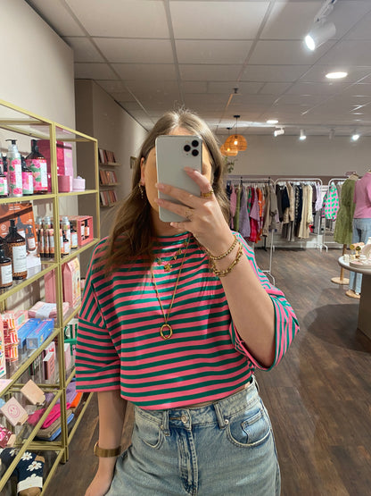 T-shirt met korte mouwen in roze en groene strepen.