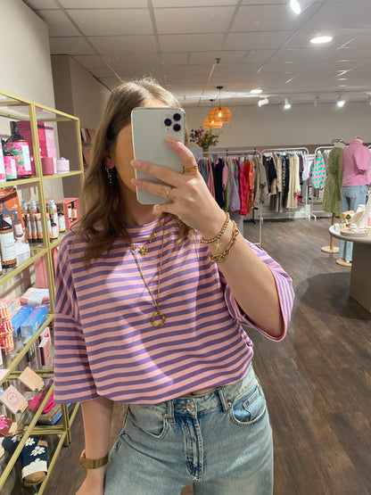 T-shirt met korte mouwen in roze en paarse strepen.