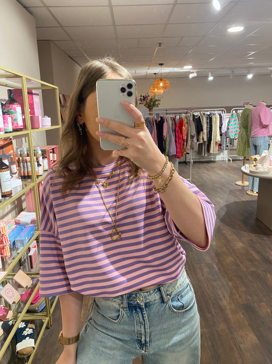 T-shirt met korte mouwen in roze en paarse strepen.