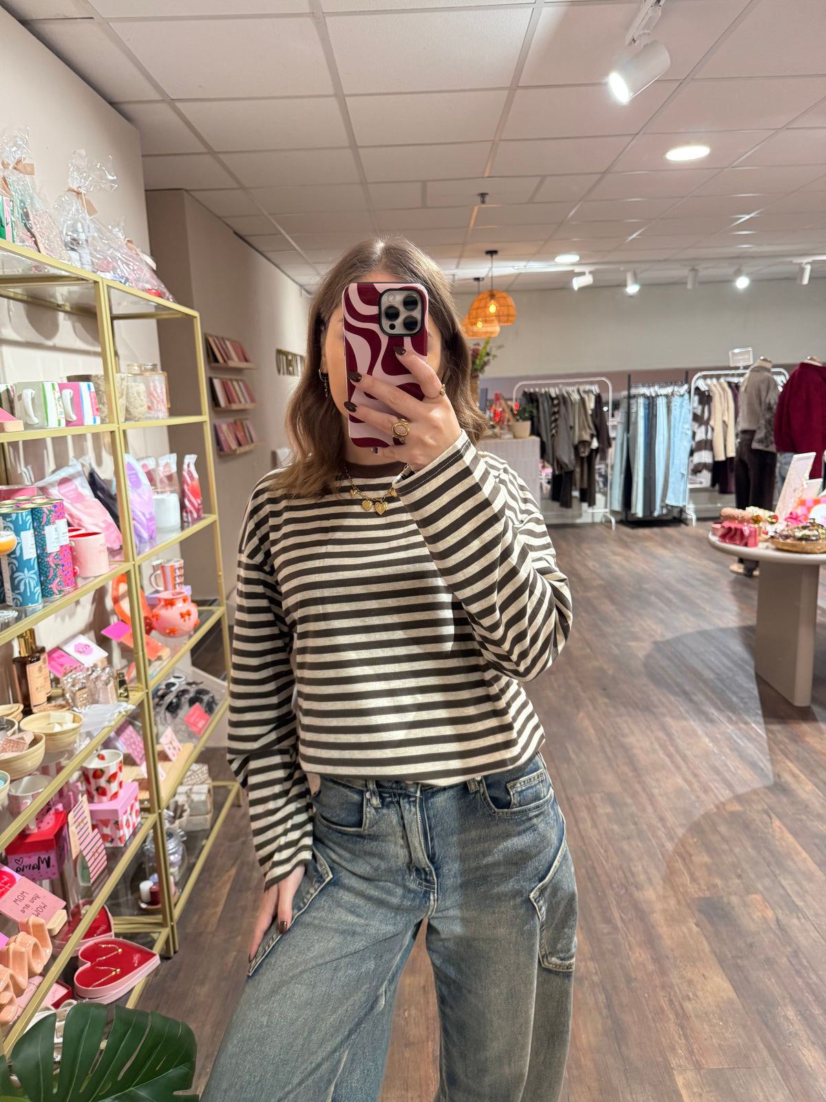 Taupe en donkerbruin gestreepte longsleeve.