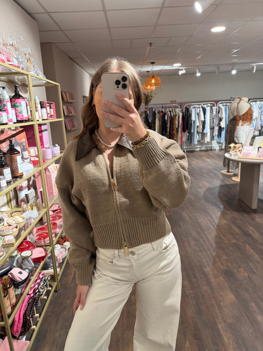 Taupe vest met leren kraag en gouden rits 