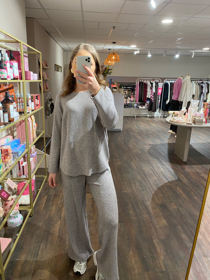 Taupe lounge set voor dames van mega zachte stof met broek en truitje.