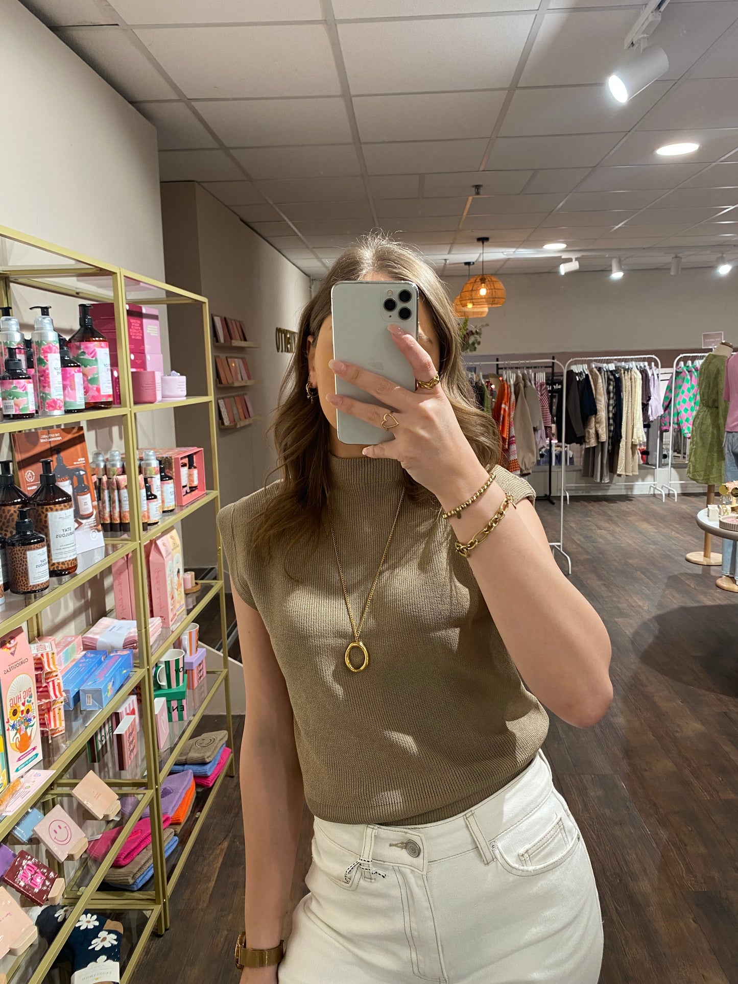 Taupe gebreide spencer met turtle neck.