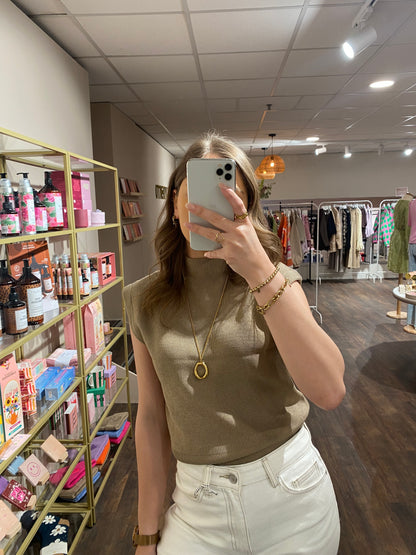 Taupe gebreide spencer met turtle neck.
