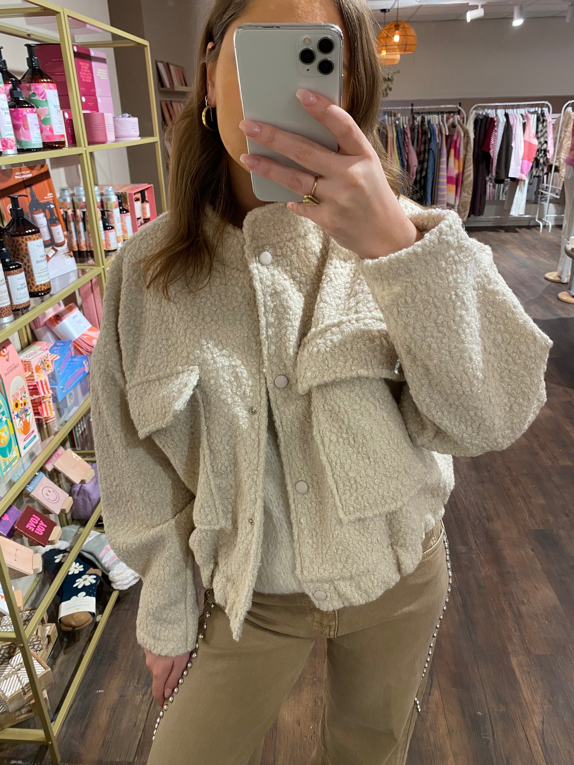 Zacht teddy jasje in beige kleur, perfect als lichte voorjaarsjas.