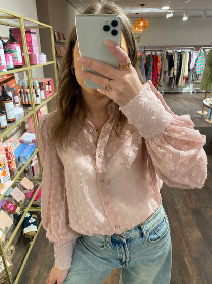 Dames blouse met knoopjes en elegante look.