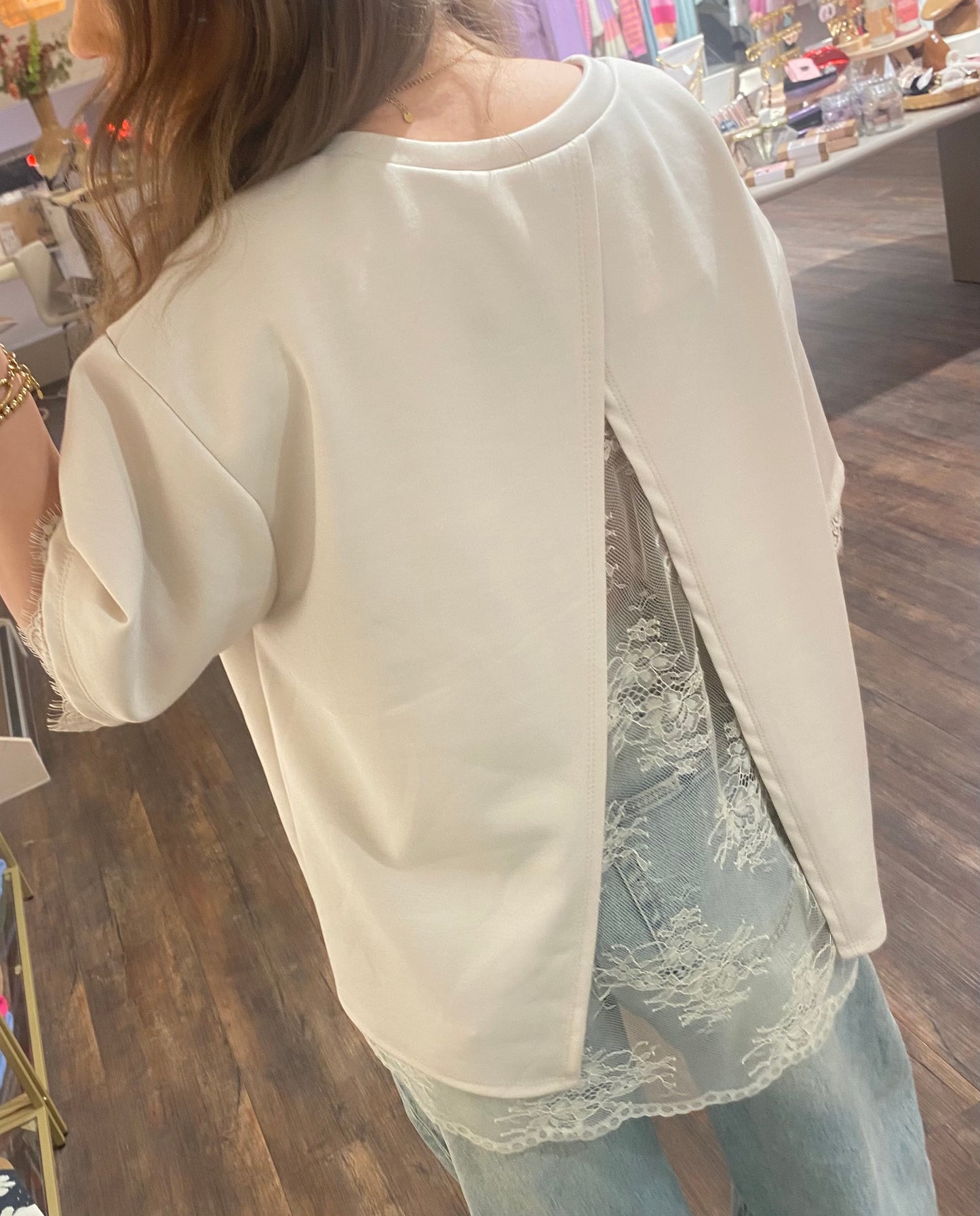 Trendy beige t-shirt met subtiele lace afwerking.