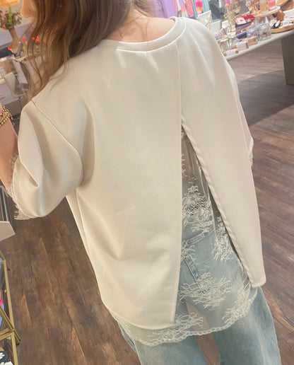 Trendy beige t-shirt met subtiele lace afwerking.