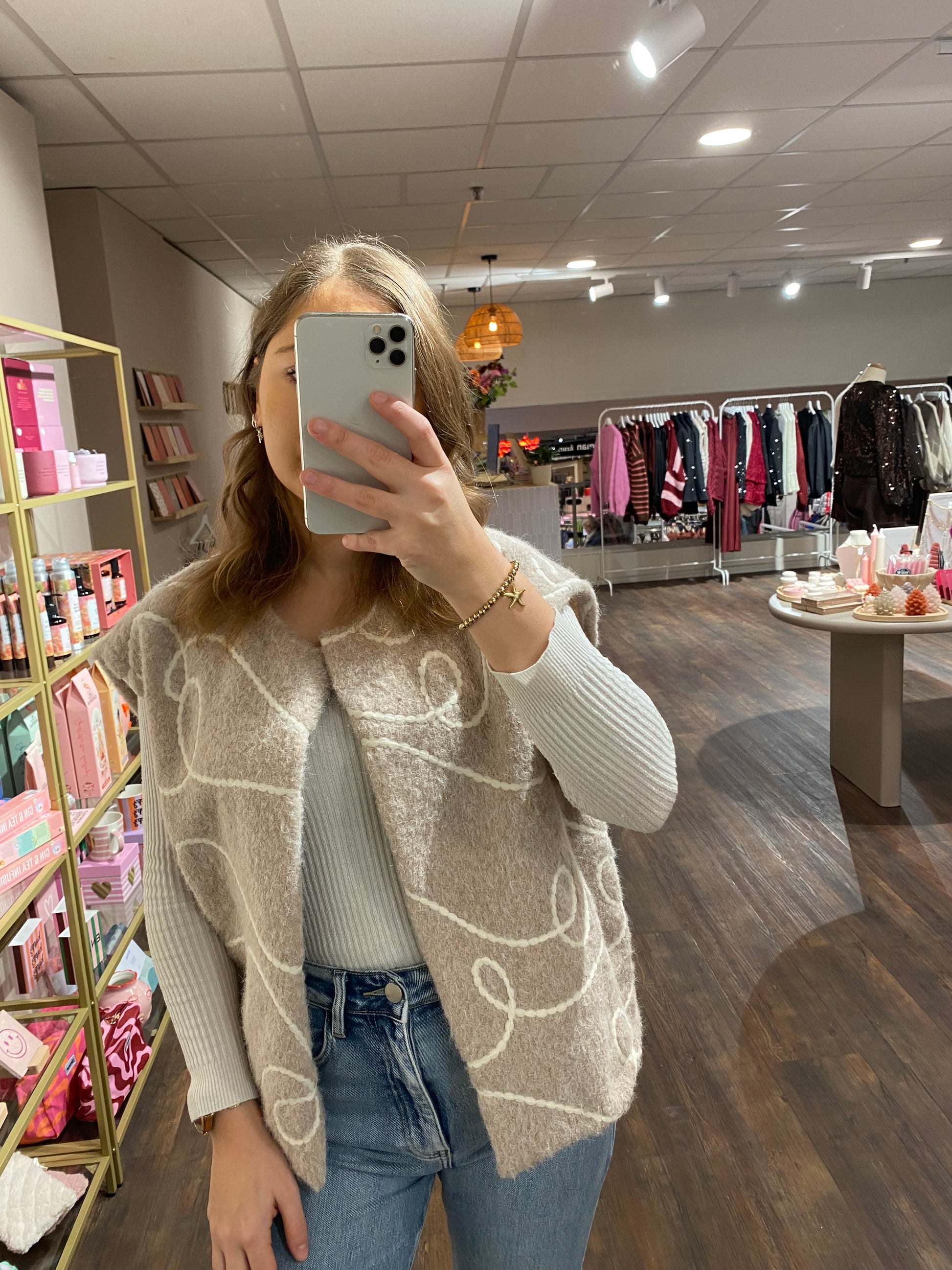 Beige vest dames met wit swirldetail, perfect voor laagjes.