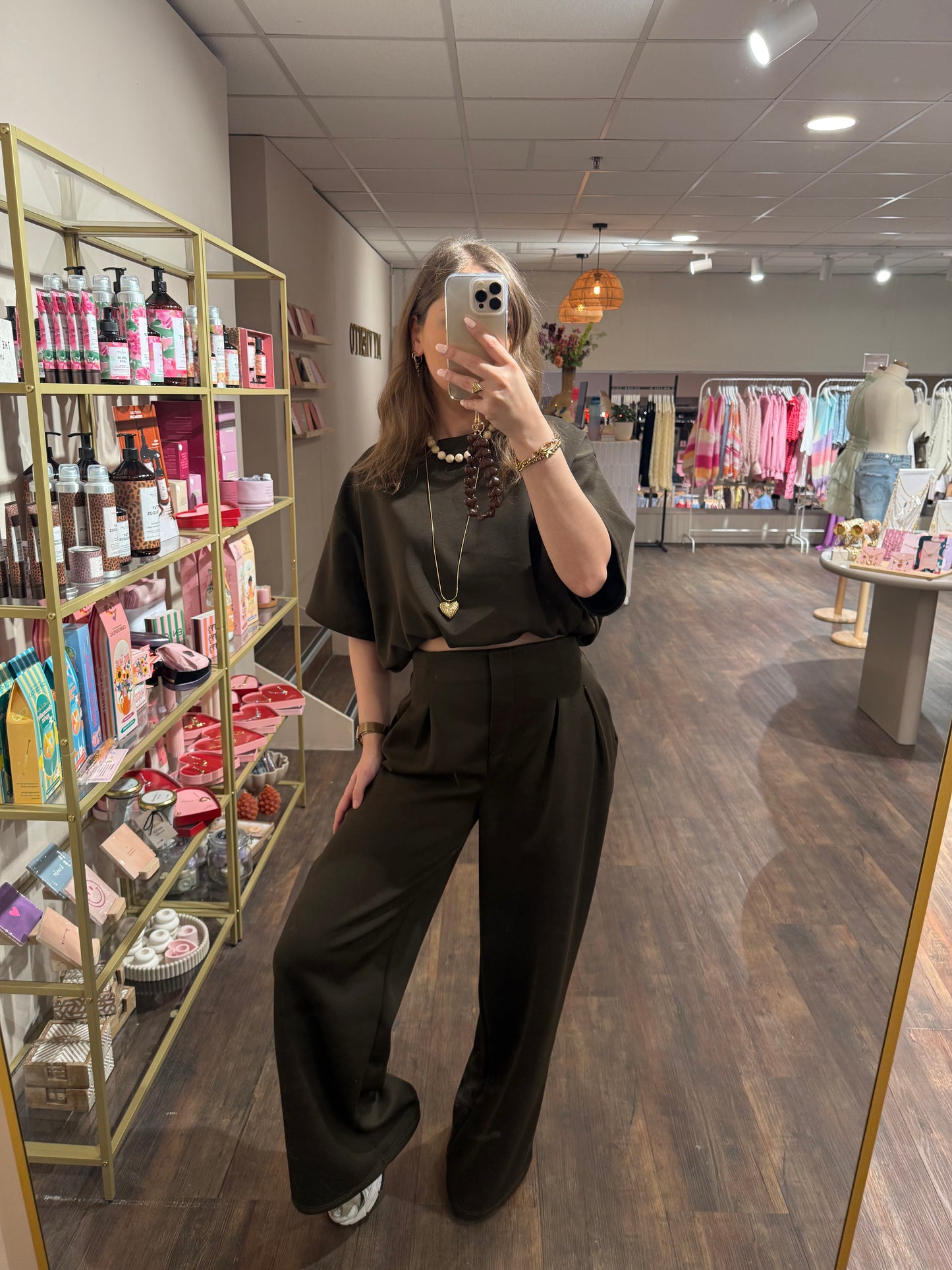 Stijlvolle comfy set in donkerbruine kleur.