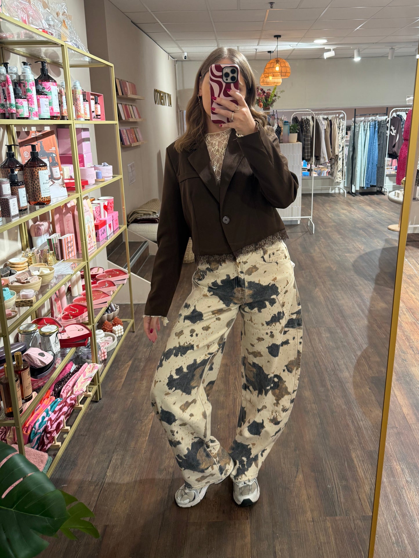 Cargo jeans met cow print voor een trendy outfit.  