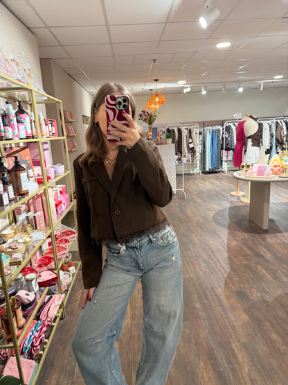 Bruine blazer gecombineerd met een stijlvolle outfit.  