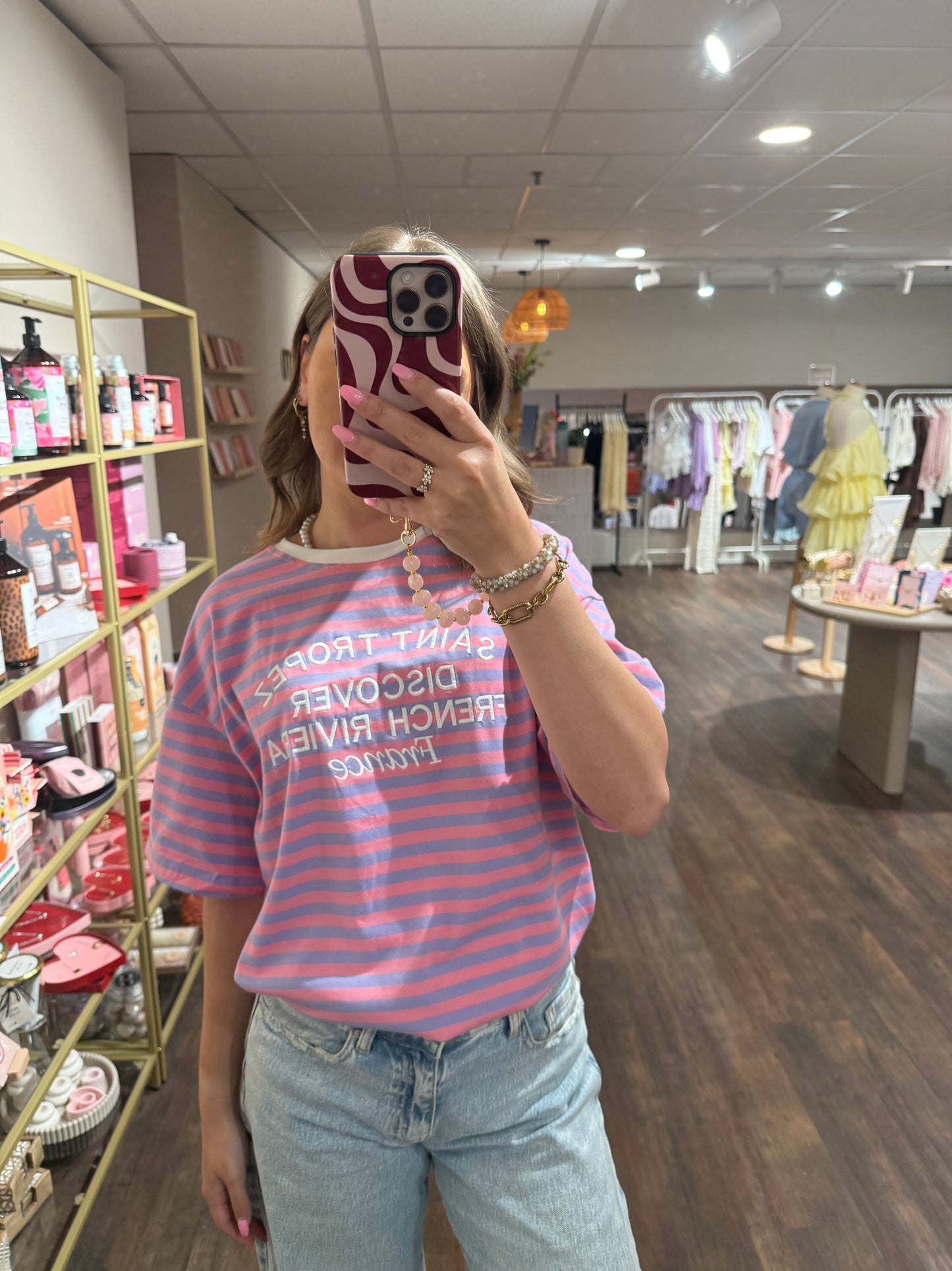 Trendy roze en rode strepen op een dames shirt