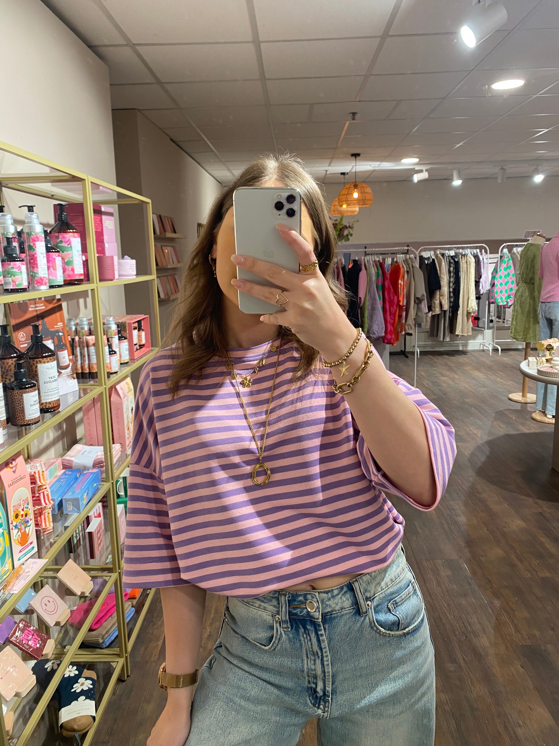 Trendy dames T-shirt met roze en paarse strepen.