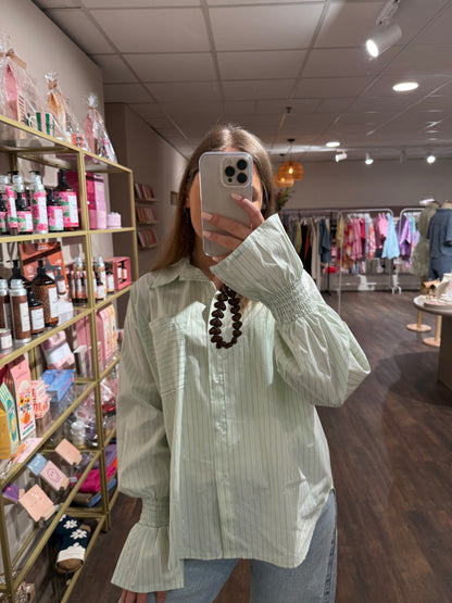 Voorjaars blouse met vrouwelijke details.