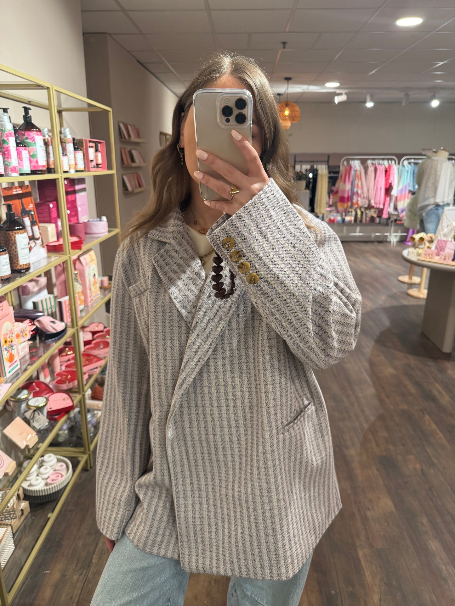 Pastel blazer met steekzakken en borstdetail.