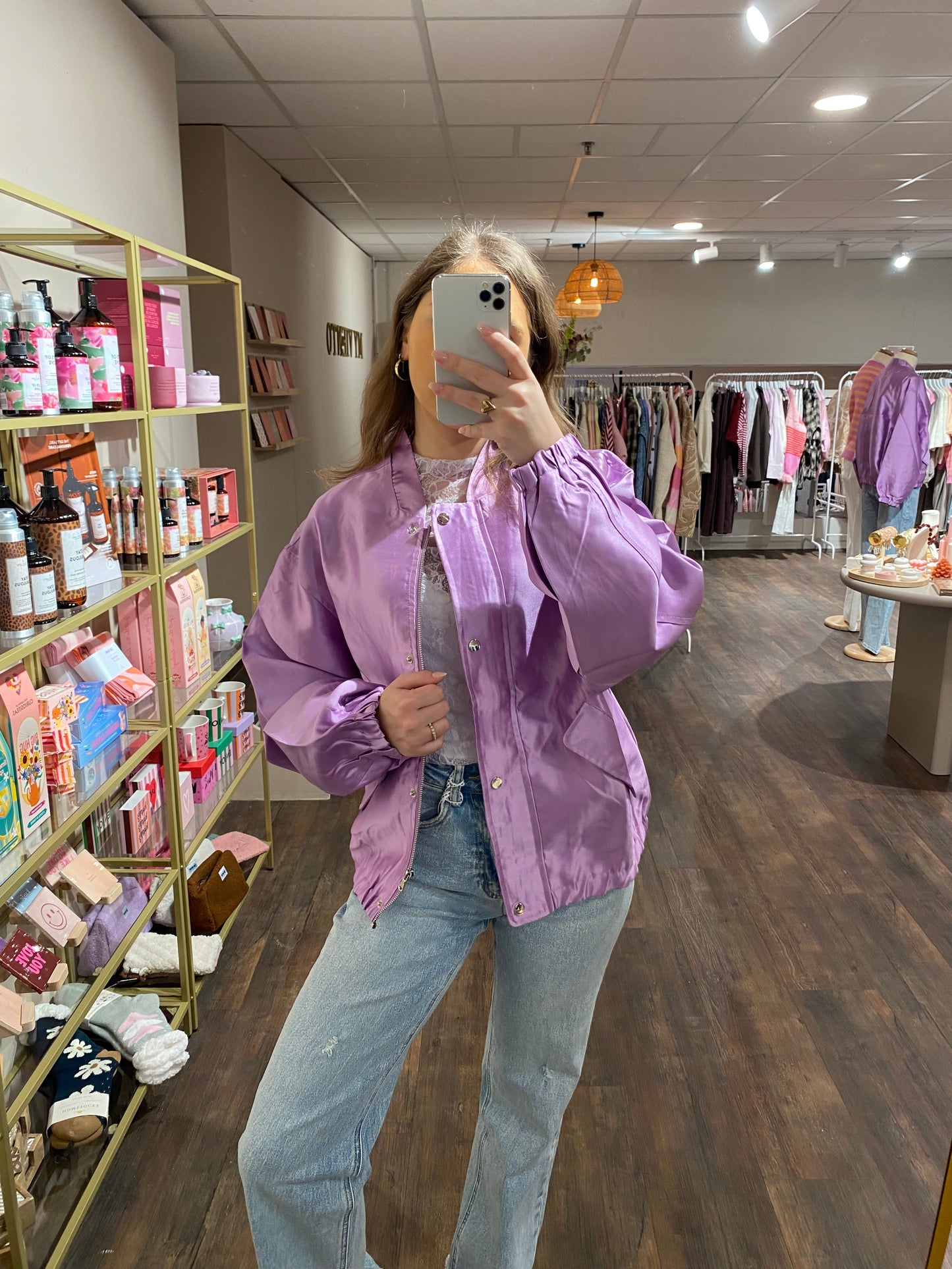 Paars jasje met elastiek in mouwen en onderkant.