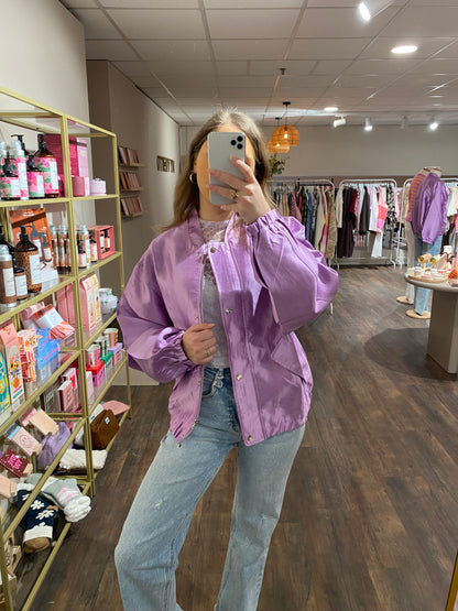 Paars jasje met elastiek in mouwen en onderkant.