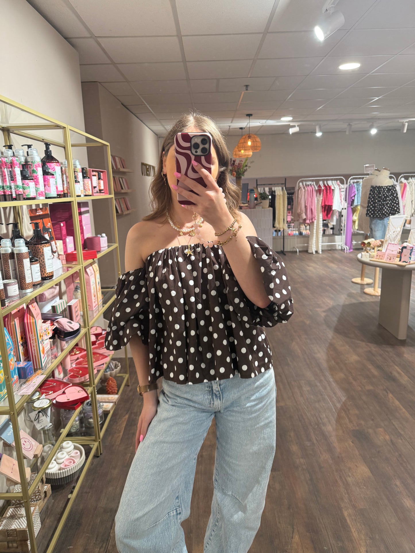 Stijlvolle bruine top met off shoulder detail.