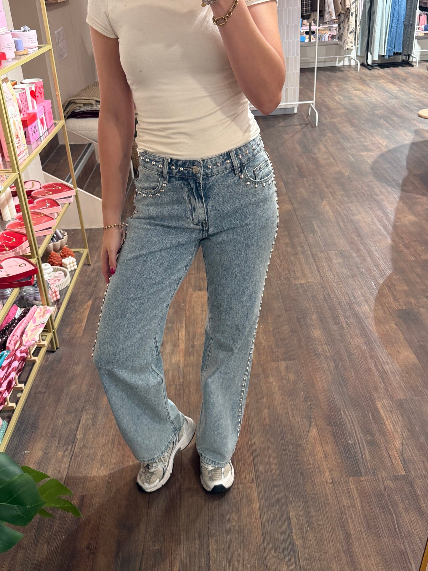 Trendy lichte jeans met stoere details.  