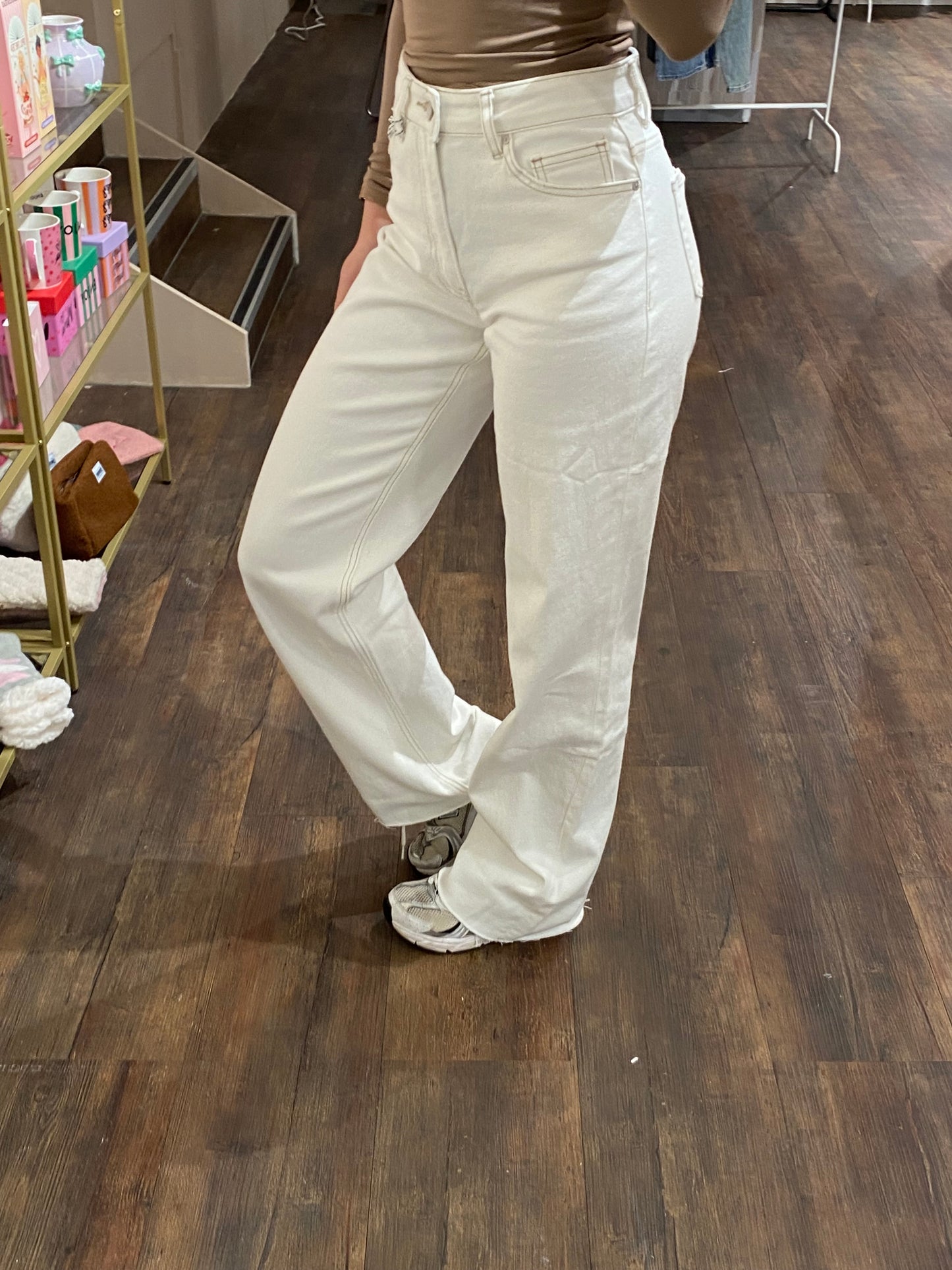 Op maat te knippen broek met wijde pijpen.