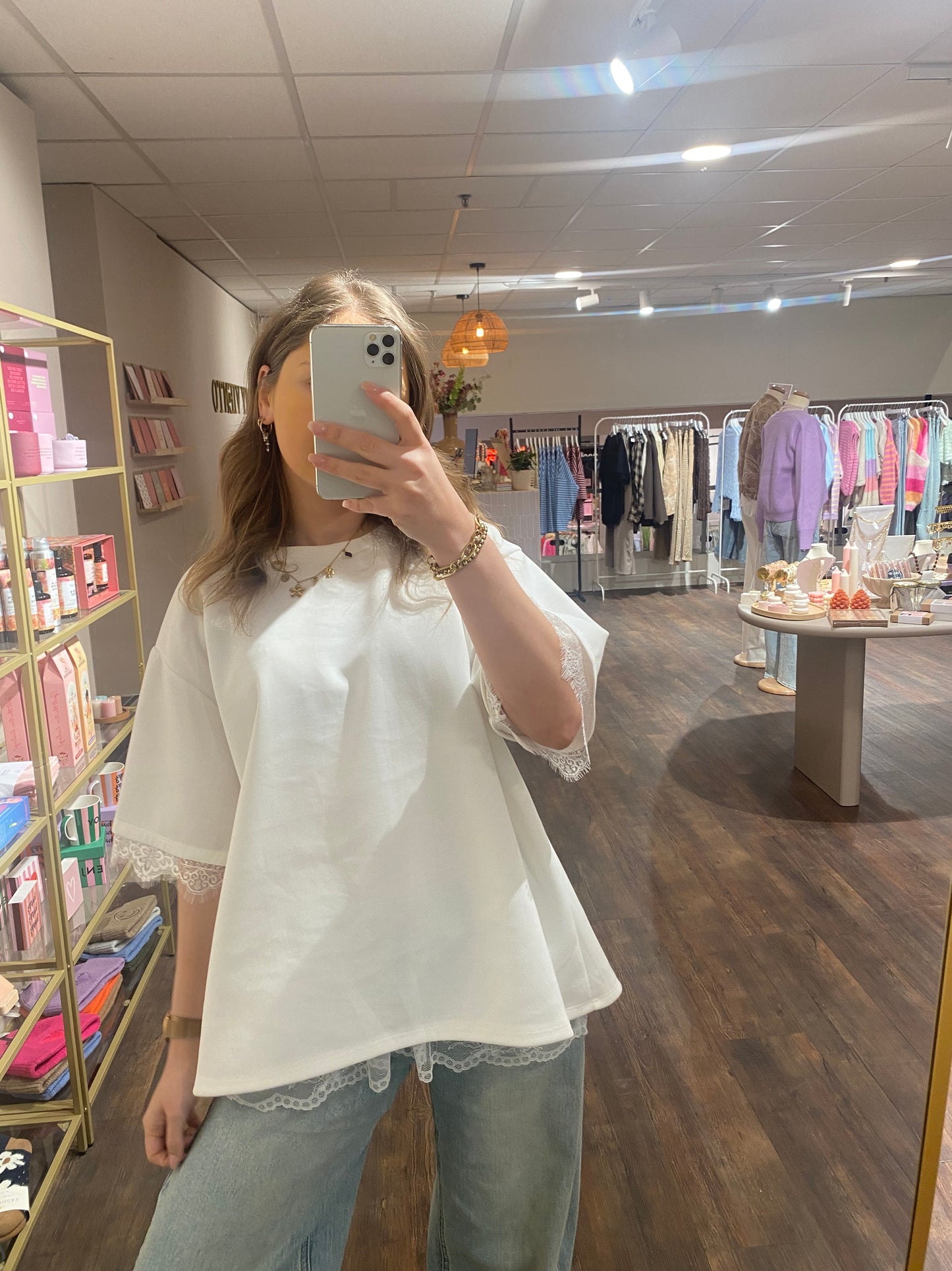 Trendy wit t-shirt met subtiele lace afwerking.
