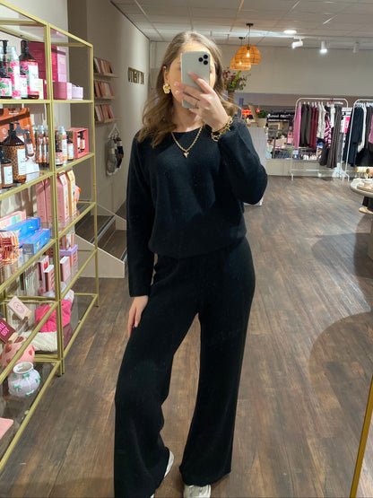 Stijlvolle en comfortabele zwarte lounge set voor dagelijks gebruik.