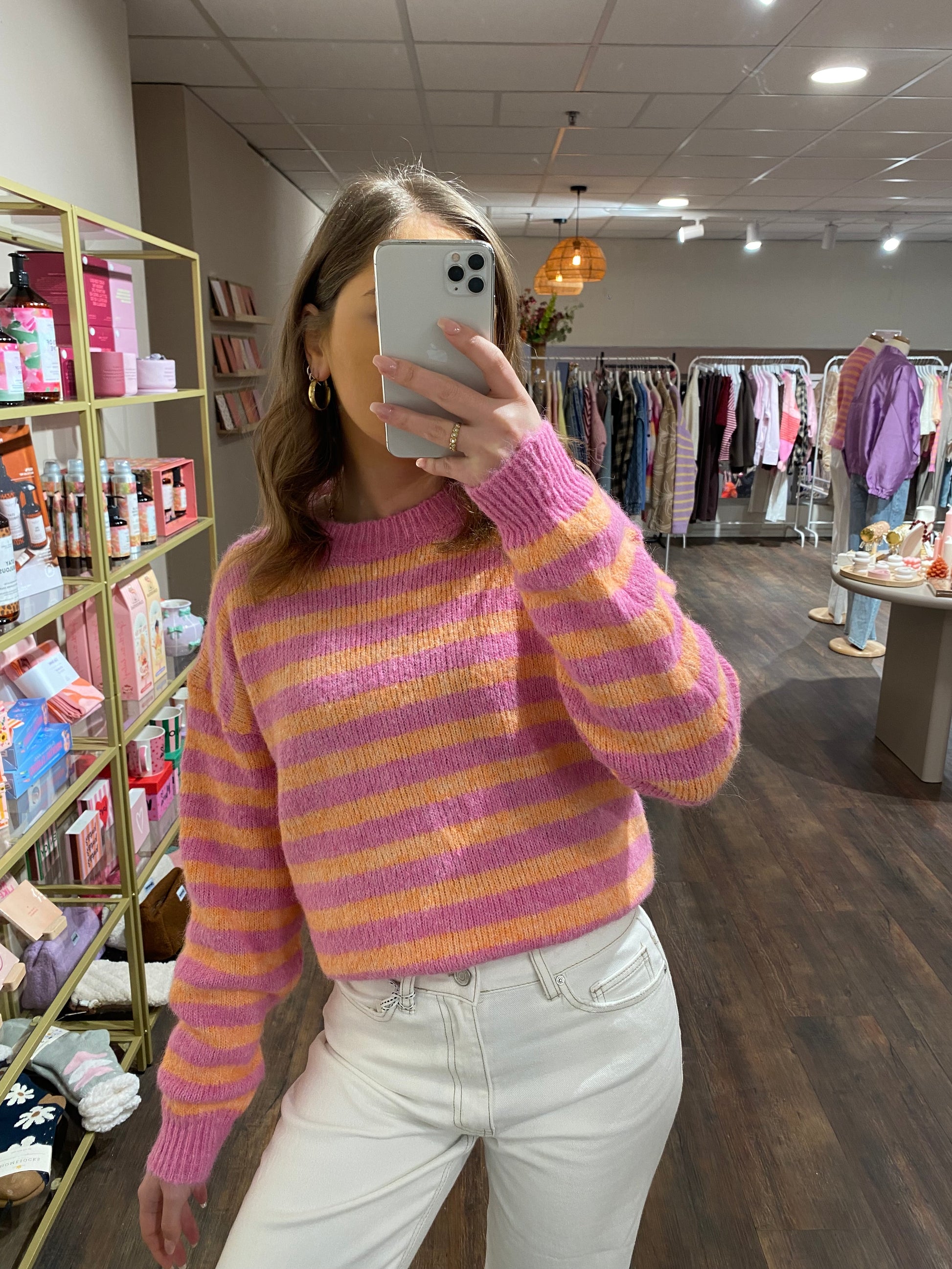 Voorjaarstrui met frisse kleurcombinatie.