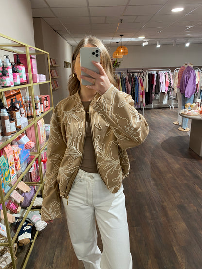 Comfortabel jasje in neutrale kleur.