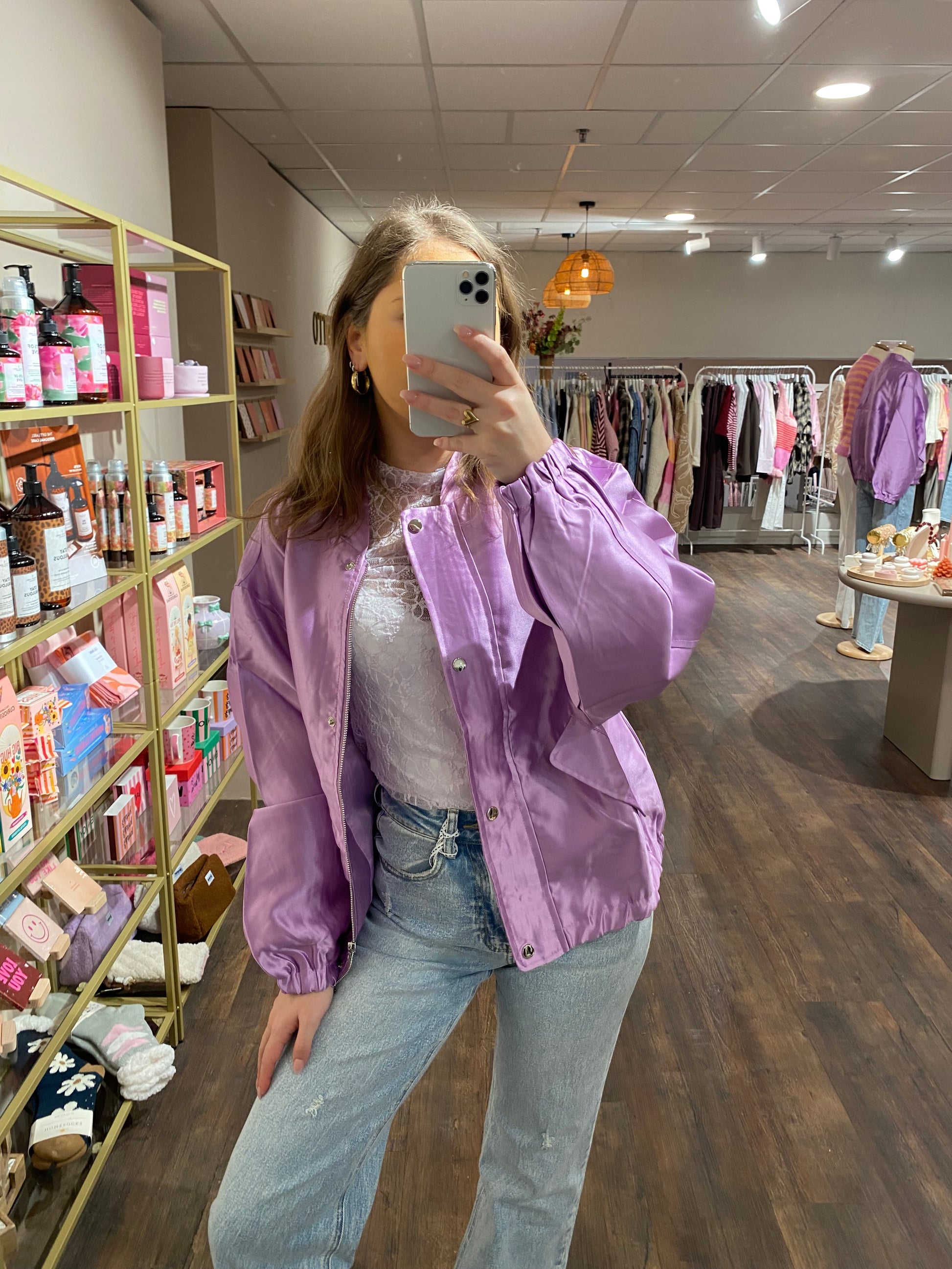 Stijlvol voorjaarsjasje in opvallende kleur.