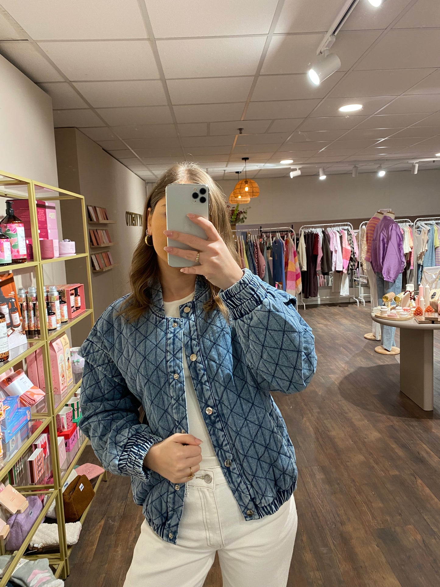 Trendy denim jas met unieke structuur.