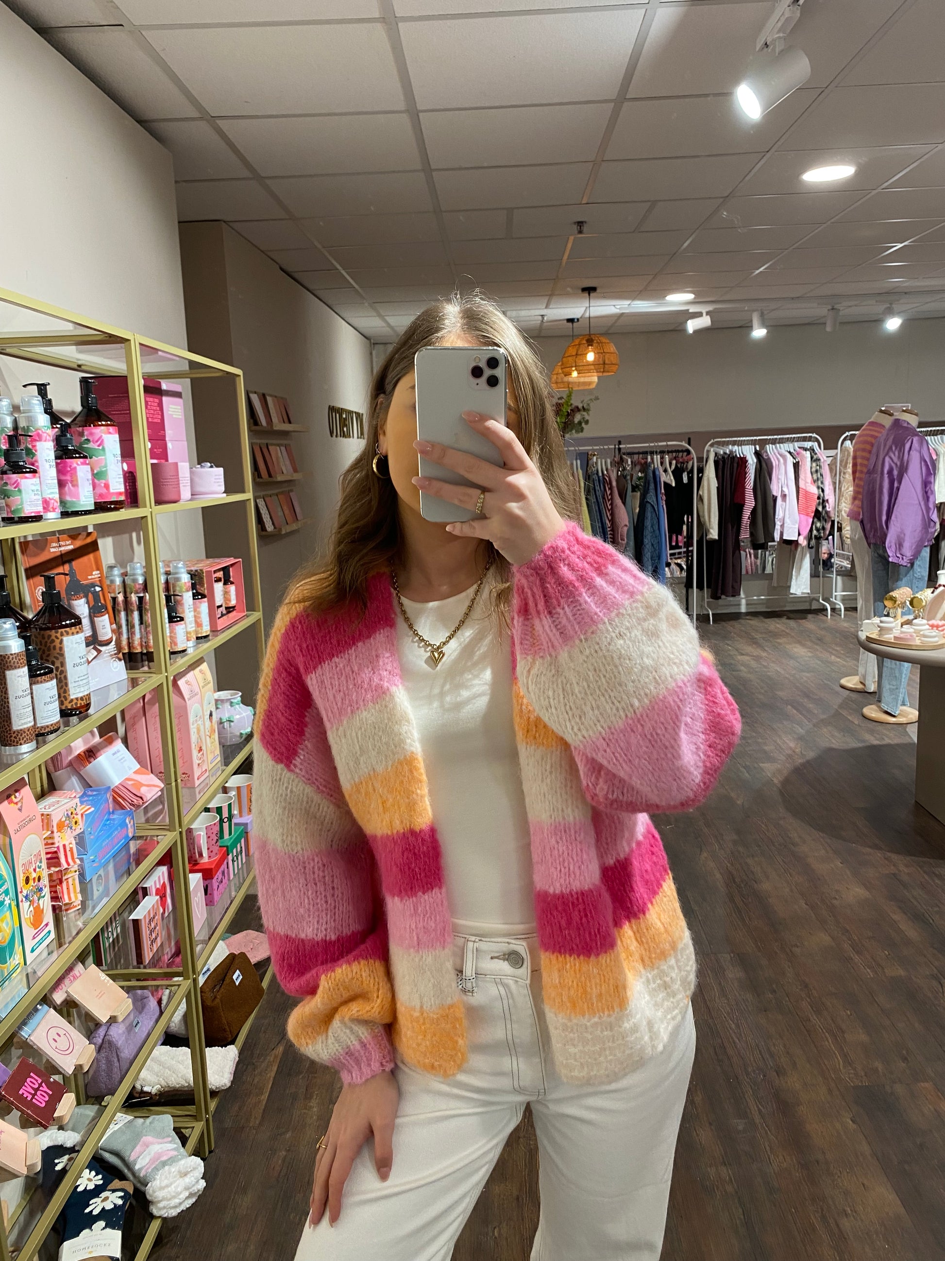 Vrolijk gebreid vest voor het voorjaar.