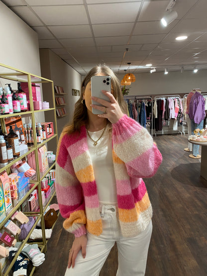Vrolijk gebreid vest voor het voorjaar.