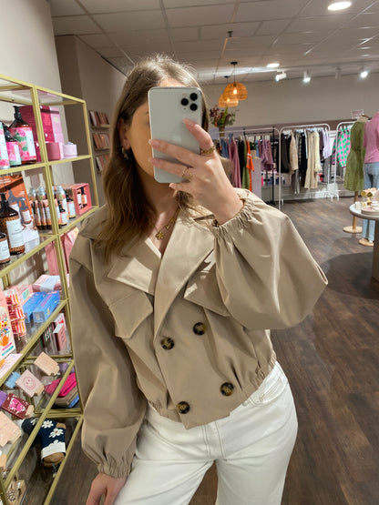 Beige jas makkelijk te combineren outfit.