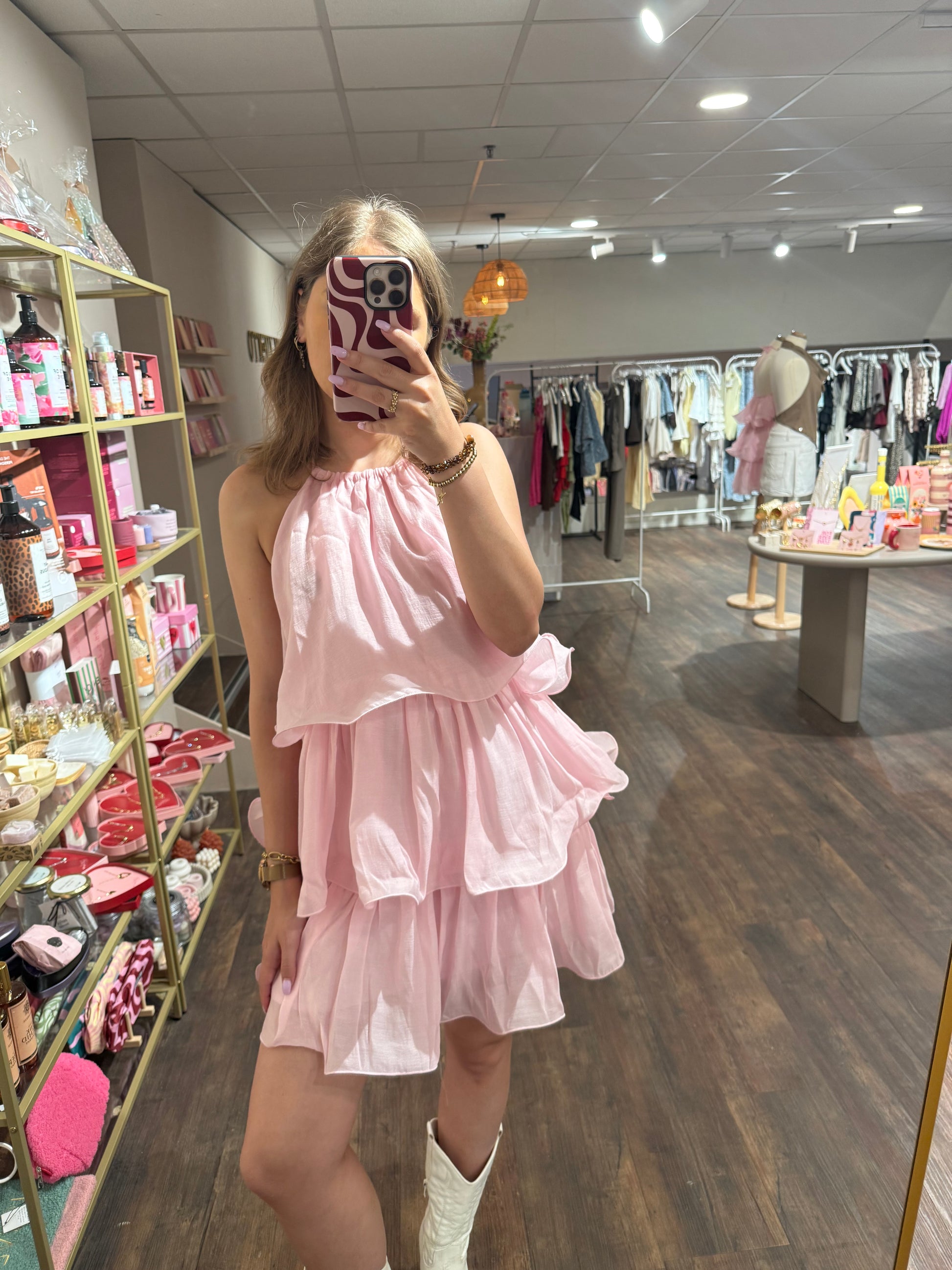Vrouwelijk voorjaarsjurkje in roze 