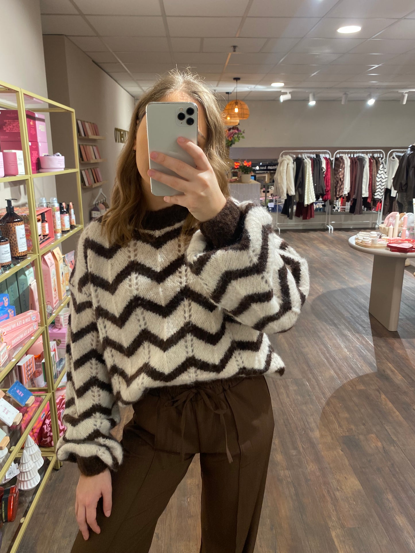 Warme wit-bruin zigzag sweater, ideaal voor najaar, oversized fit.