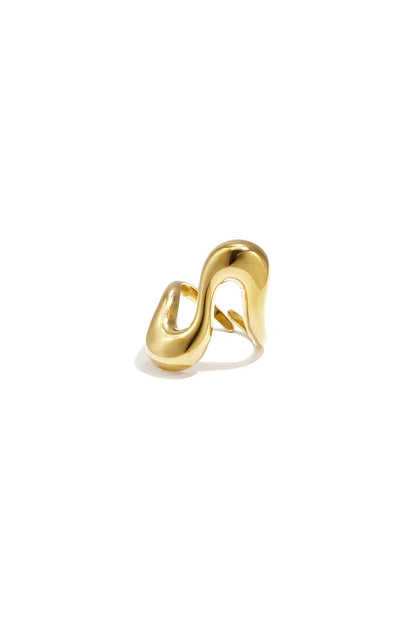 Wavy statementring goud