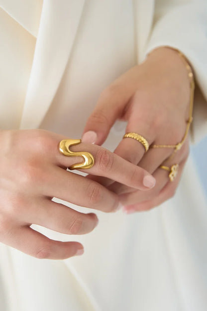 Wavy statementring goud
