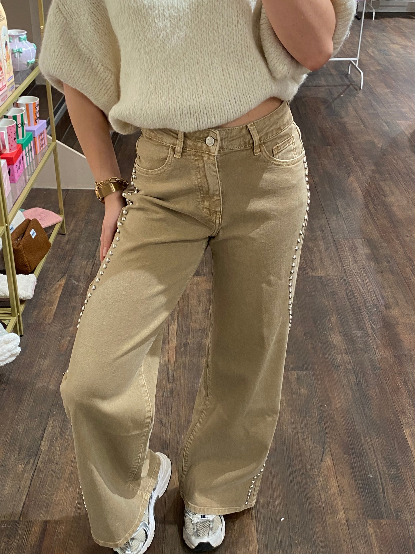 Trendy damesbroek met unieke details.