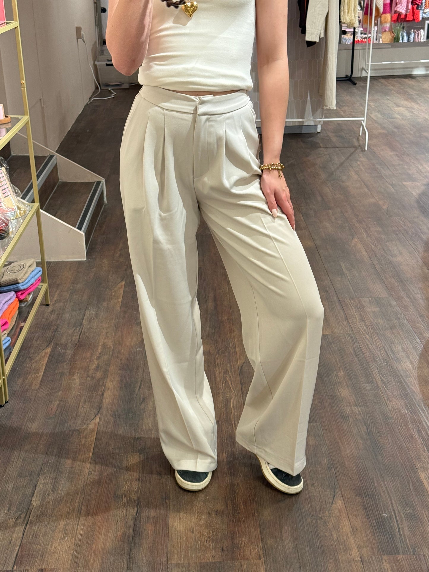 Elegante damesbroek met wijde pijpen.